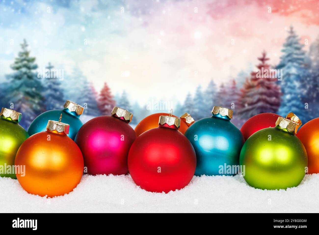 Cartolina di Natale con sfondo foresta invernale spazio copia copia decorazione neve Foto Stock