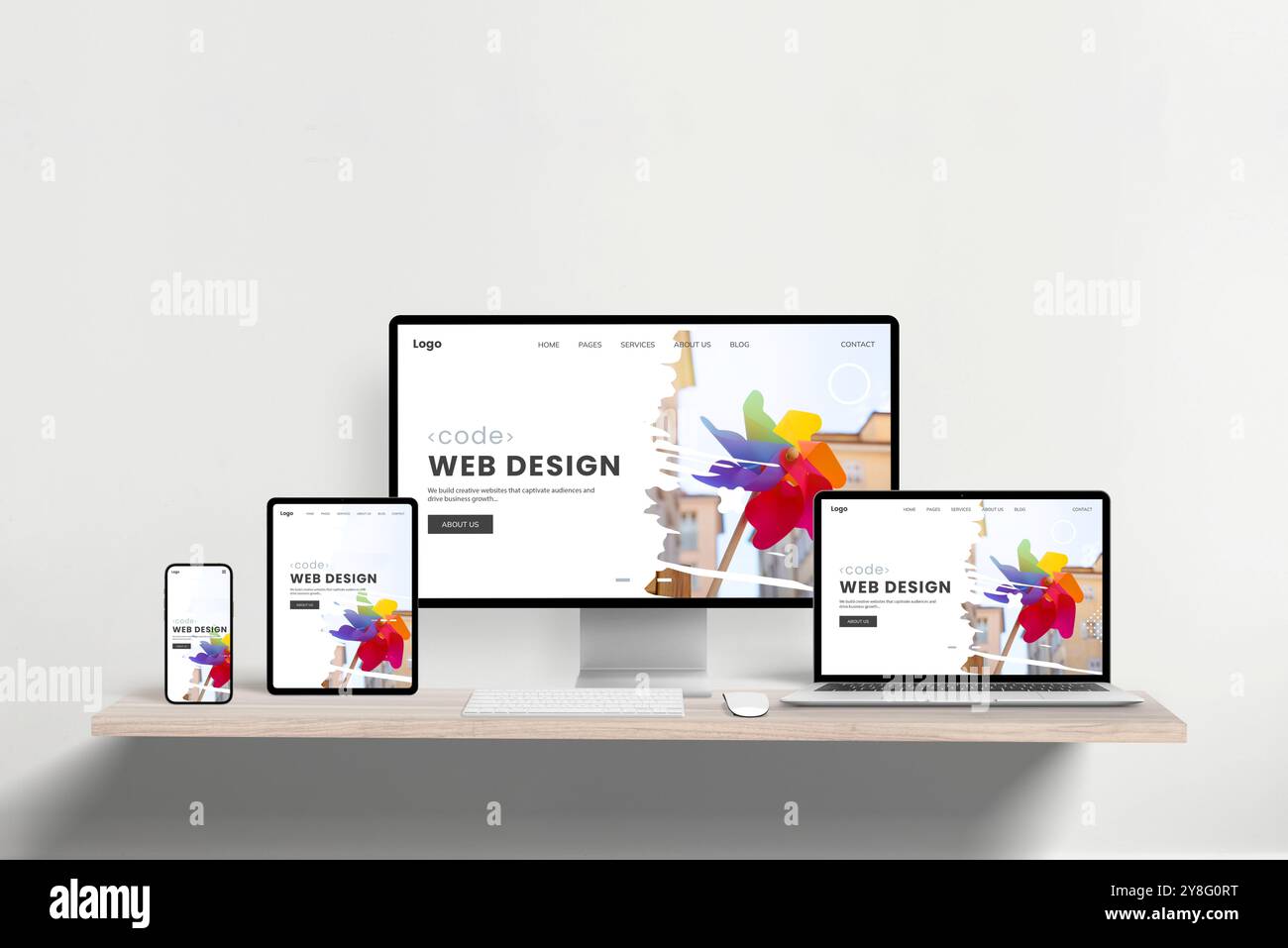 Pagina Web Design Studio reattivo visualizzata su laptop, telefono, tablet e computer sulla scrivania dell'ufficio. Illustrare funzionalità e modelli tra più dispositivi Foto Stock