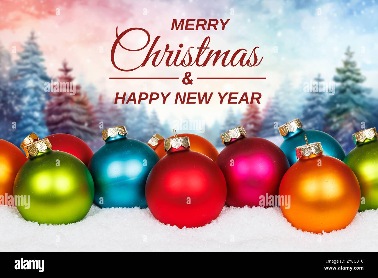 Auguri di buon Natale con decorazione invernale della neve sullo sfondo della foresta Foto Stock