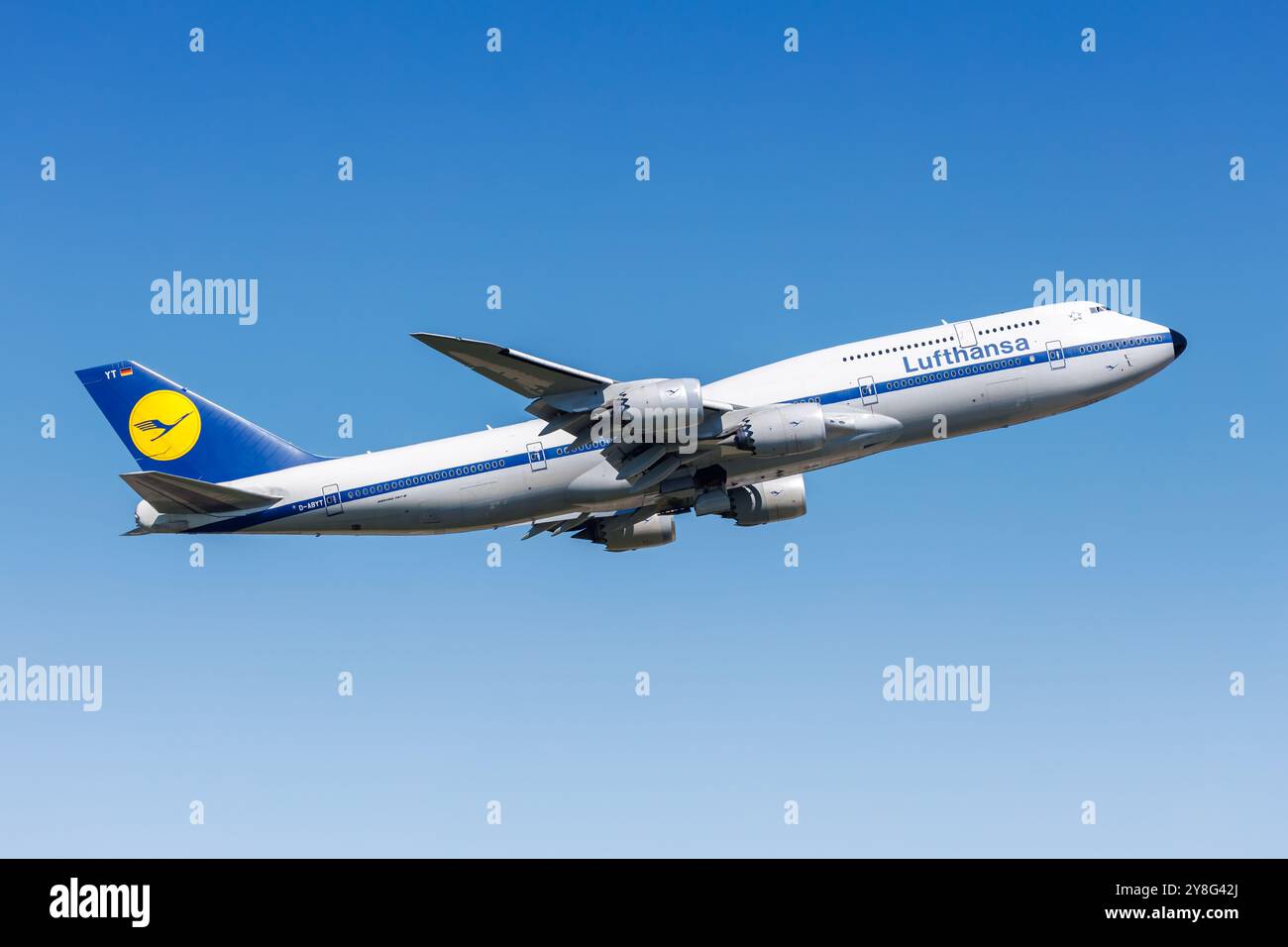 Francoforte, Germania - 14 maggio 2024: Aereo Lufthansa Boeing 747-8 con livrea speciale retrò all'aeroporto di Francoforte (fra) in Germania. Foto Stock