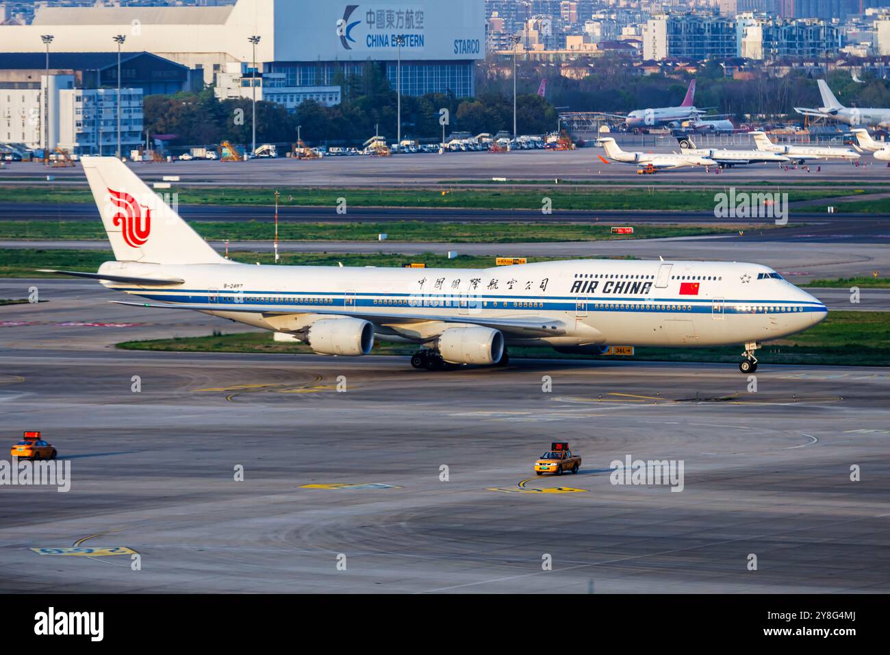 Shanghai, Cina - 9 aprile 2024: Aereo Boeing 747-8 Air China presso l'aeroporto di Shanghai Hongqiao (SHA) in Cina. Foto Stock