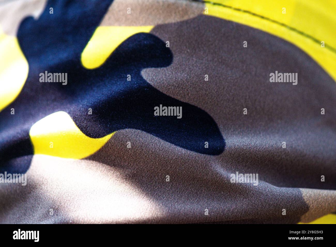Una vista ravvicinata che mostra le texture e i motivi intricati presenti nei materiali dell'esercito, evidenziando dettagli camouflage e tessuti. Foto Stock