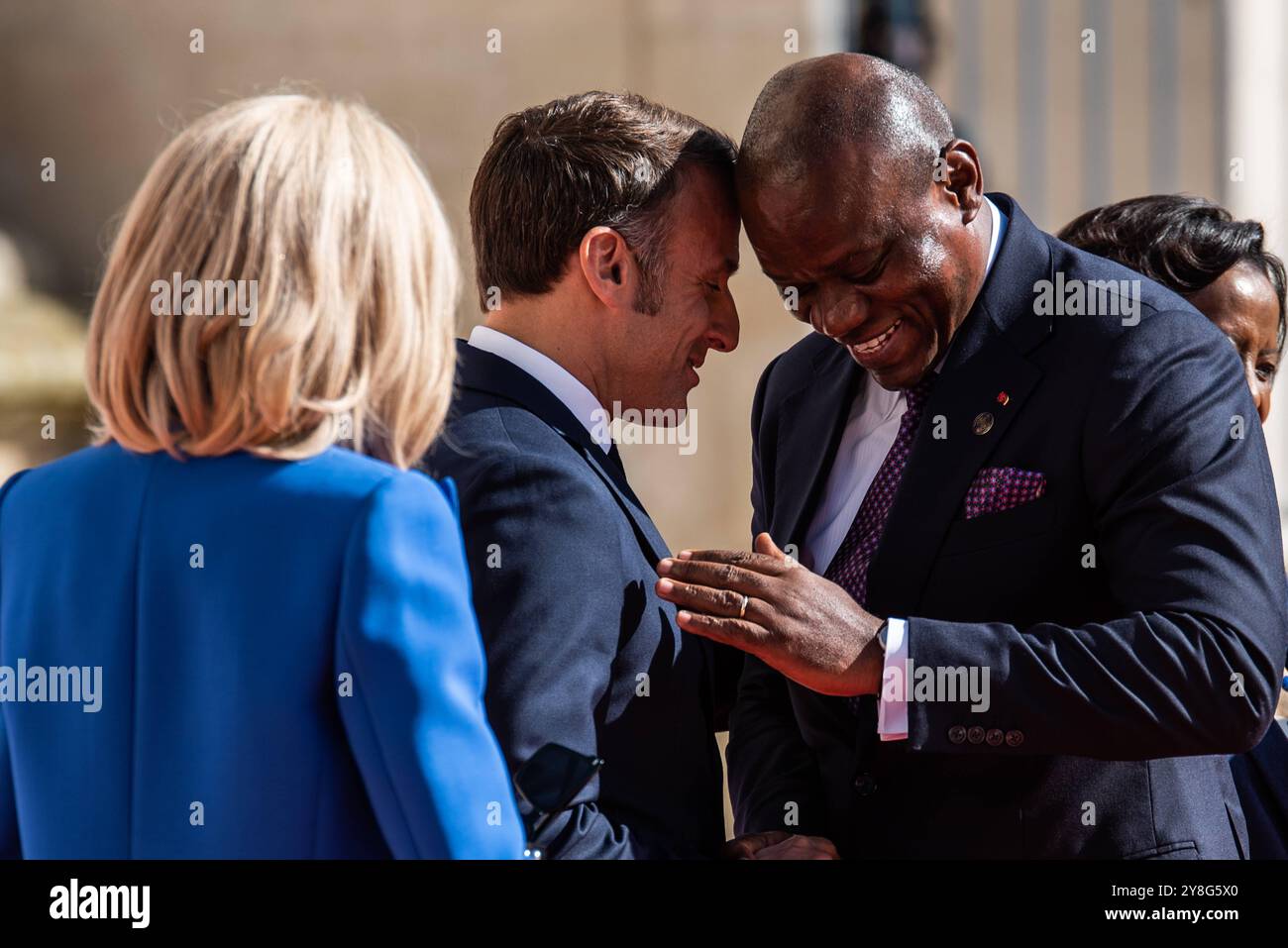 FRANCIA-FRANCOFONIA-POLITICA-VERTICE-DIPLOMAZIA DI ALTO LIVELLO il presidente francese Emmanuel Macron accoglie il presidente di transizione del Gabon Brice Oligui Nguema durante il 19 ° vertice della Francofonia alla Cite internationale de la langue francaise nel castello di Villers-Cotterets, Francia nord-orientale, il 4 ottobre 2024. VILLERS-COTTERETS HAUTS-DE-FRANCE FRANCIA COPYRIGHT: XANDREAXSAVORANIXNERIX FRANCE-FRANCOPHONIE-POLITICS-TOP ASAVORANINERI-15 Foto Stock