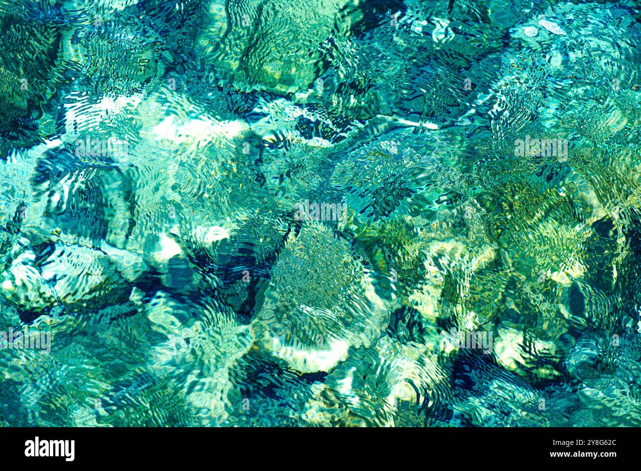 Una foto serena che cattura la tranquilla superficie del mare, mostrando morbide increspature e riflessi, ideale per un tranquillo sfondo oceanico. Foto Stock