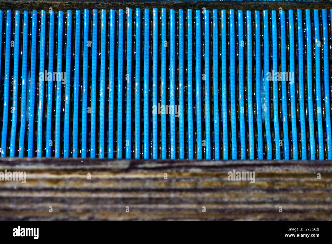 Una vista dettagliata di uno scarico d'acqua posizionato lungo la costa, che cattura l'intersezione di strutture artificiali e bellezze naturali della costa. Foto Stock