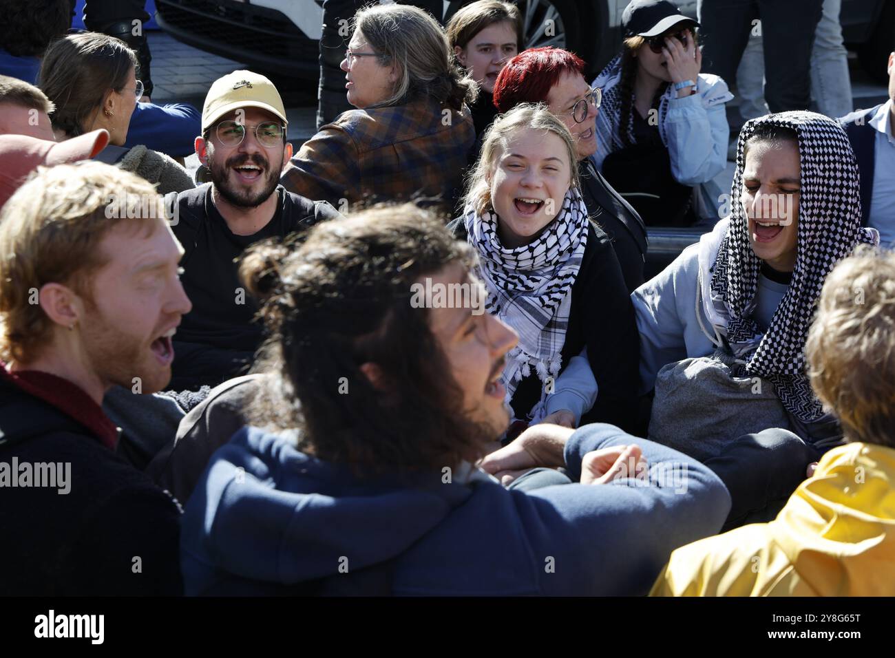 Bruxelles, Belgio. 5 ottobre 2024. L'attivista svedese per il clima Greta Thunberg (C), fotografata durante un'azione di protesta da United for Climate Justice (UCJ), una coalizione di 30 movimenti climatici, contro i sussidi per i combustibili fossili, a Bruxelles, sabato 05 ottobre 2024. BELGA FOTO NICOLAS MAETERLINCK credito: Belga News Agency/Alamy Live News Foto Stock