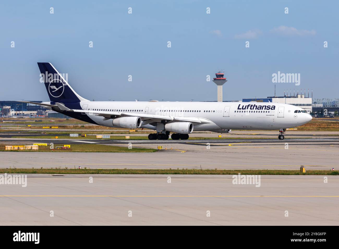 Francoforte, Germania - 6 agosto 2024: Aereo Airbus A340-300 Lufthansa a Francoforte, Germania. Foto Stock