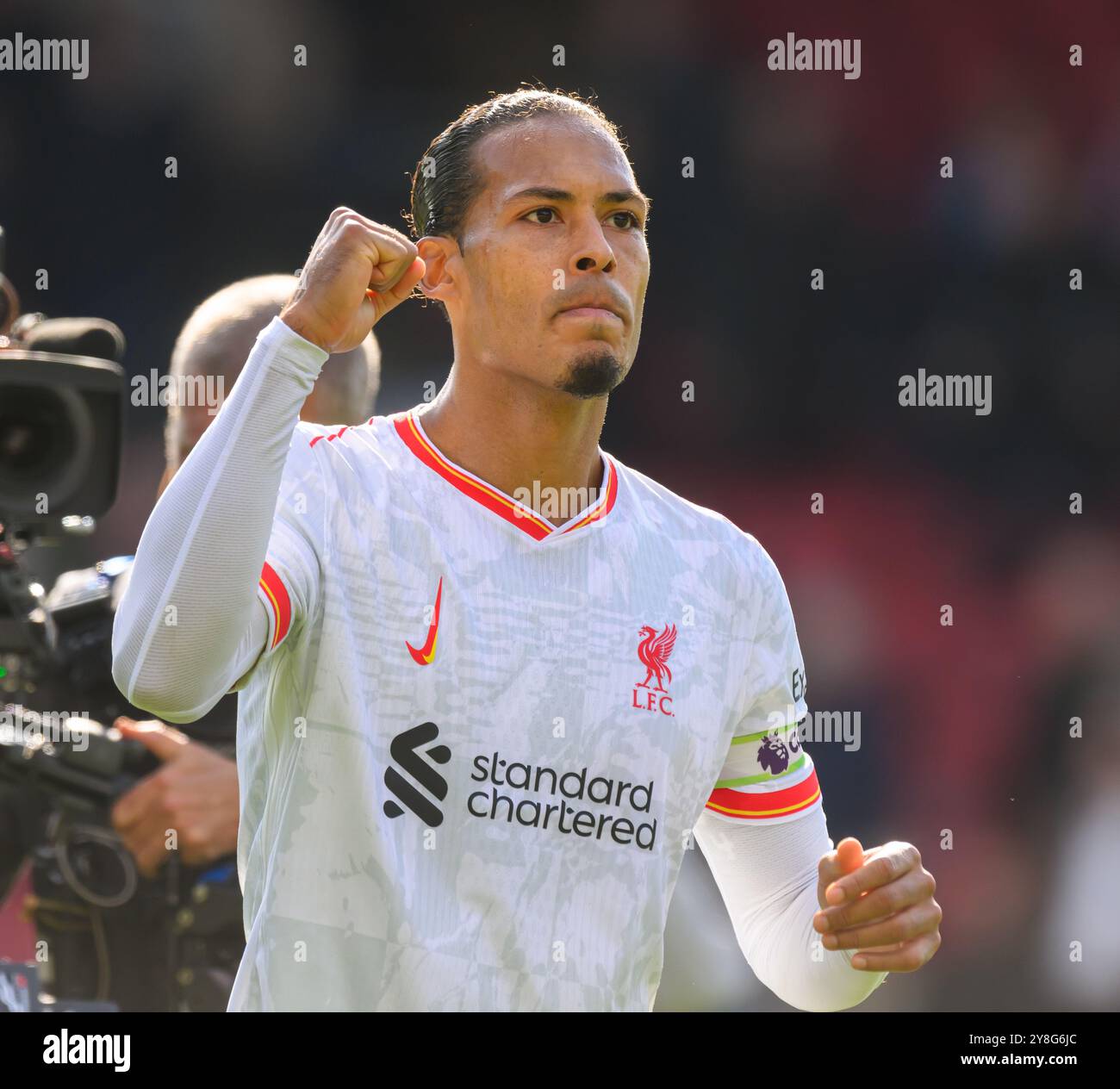 Londra, Regno Unito. 5 ottobre 2024 - Crystal Palace V Liverpool - Premier League - Selhurst Park. Virgil van Dijk di Liverpool festeggia al fischio finale. Crediti immagine: Mark Pain / Alamy Live News Foto Stock