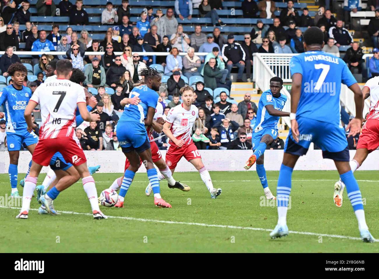 Kwame Poku (11 Peterborough United) spara e segna 2-1 punti durante la partita Sky Bet League 1 tra Peterborough e Stevenage a London Road, Peterborough, sabato 5 ottobre 2024. (Foto: Kevin Hodgson | mi News) crediti: MI News & Sport /Alamy Live News Foto Stock