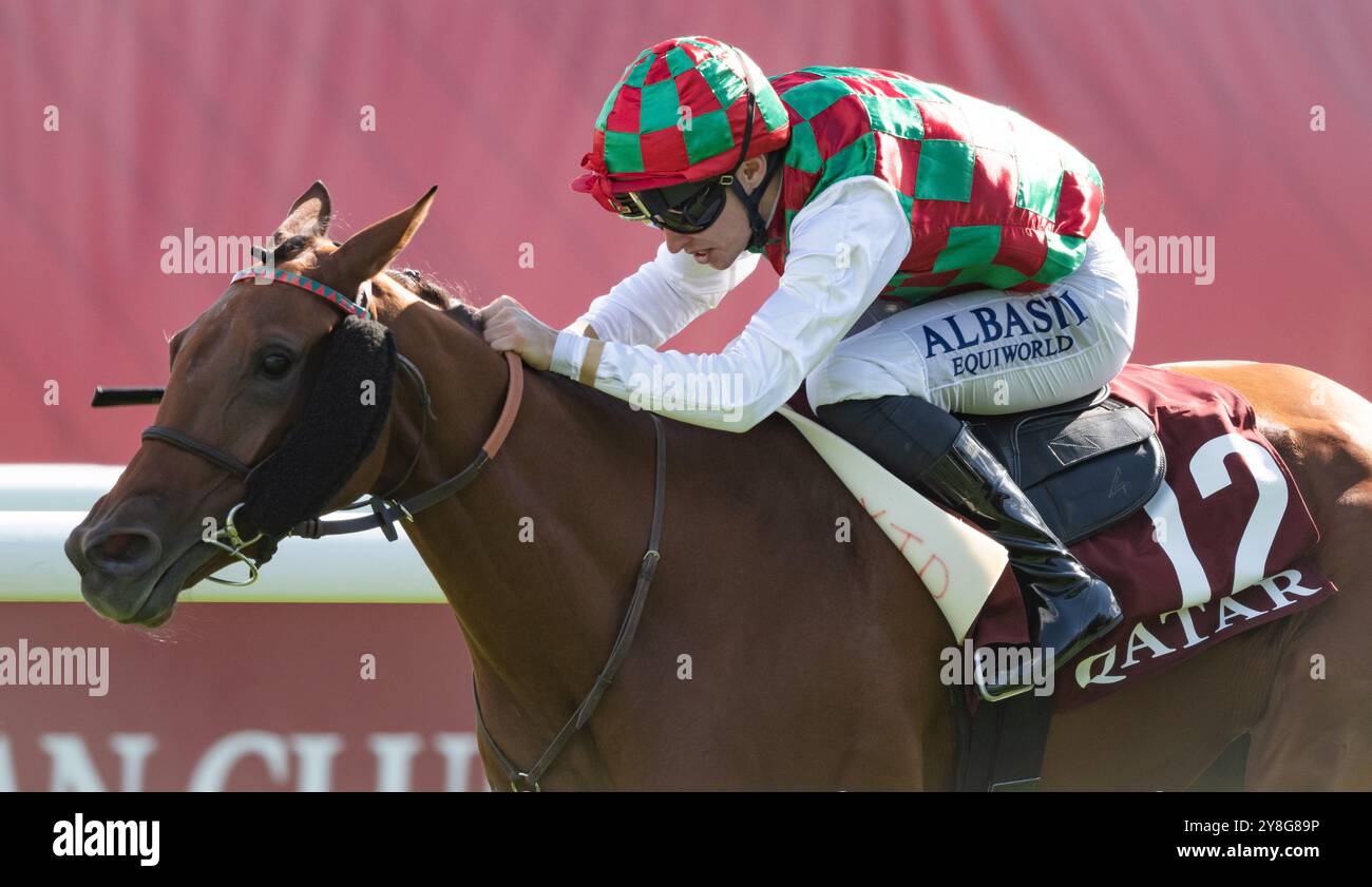 Parigi, Francia. Sabato 5 ottobre 2024. Are'EJ e A. Pouchin vincono il gruppo 1 Qatar Arabian Trophy des Juments (Pouliches 4 ANS) per l'allenatore X. Thomas-Demeaulte e i proprietari Yas Horse Racing Management. Crediti JTW equine Images / Alamy Live News Foto Stock