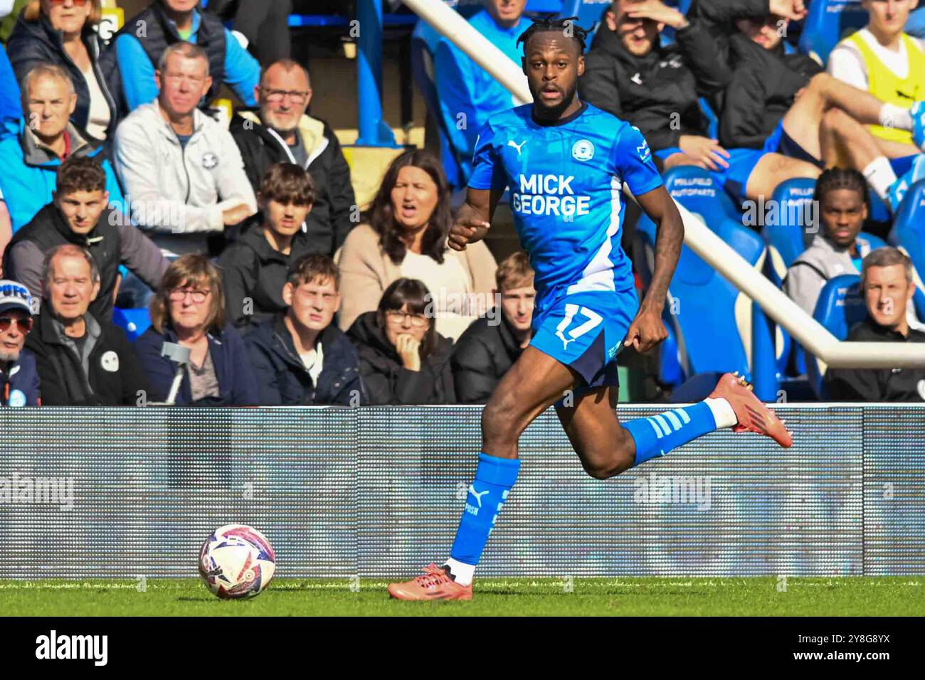 Ricky Jade Jones (17 Peterborough United) prosegue durante la partita di Sky Bet League 1 tra Peterborough e Stevenage a London Road, Peterborough, sabato 5 ottobre 2024. (Foto: Kevin Hodgson | mi News) crediti: MI News & Sport /Alamy Live News Foto Stock