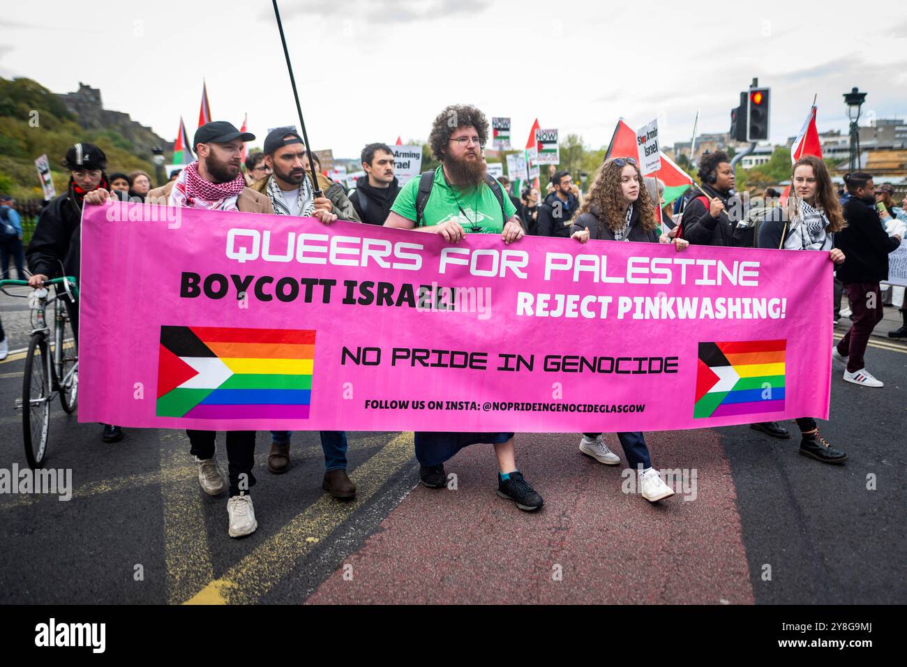 Edimburgo, Scozia. Sabato 5 ottobre 2024. I manifestanti si riuniscono al tumulo di Edimburgo nell’ambito della manifestazione nazionale scozzese “76 + 1 Years On” che chiede un immediato cessate il fuoco nel conflitto Gaza / Libano. La protesta è culminata in una processione funebre silenziosa a seguito di una bara simbolica attraverso la capitale scozzese per celebrare un anno dagli attacchi di Hamas del 7 ottobre. Foto Stock