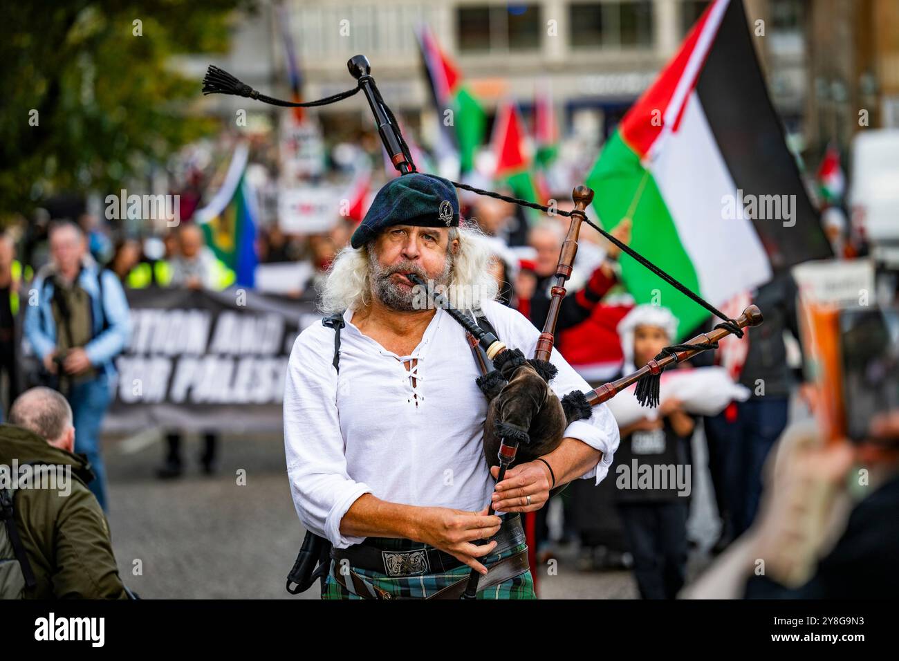 Edimburgo, Scozia. Sabato 5 ottobre 2024. I manifestanti si riuniscono al tumulo di Edimburgo nell’ambito della manifestazione nazionale scozzese “76 + 1 Years On” che chiede un immediato cessate il fuoco nel conflitto Gaza / Libano. La protesta è culminata in una processione funebre silenziosa a seguito di una bara simbolica attraverso la capitale scozzese per celebrare un anno dagli attacchi di Hamas del 7 ottobre. Foto Stock