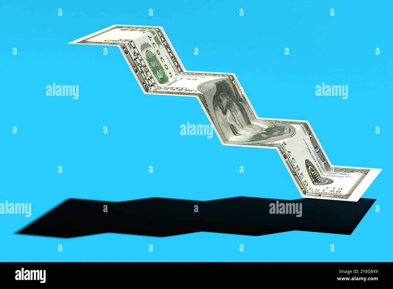 Una banconota da 100 dollari piegata come una barra a grafico - concetto di inflazione o aumento dei prezzi o svalutazione del dollaro. Sfondo blu - ombra nitida, io Foto Stock