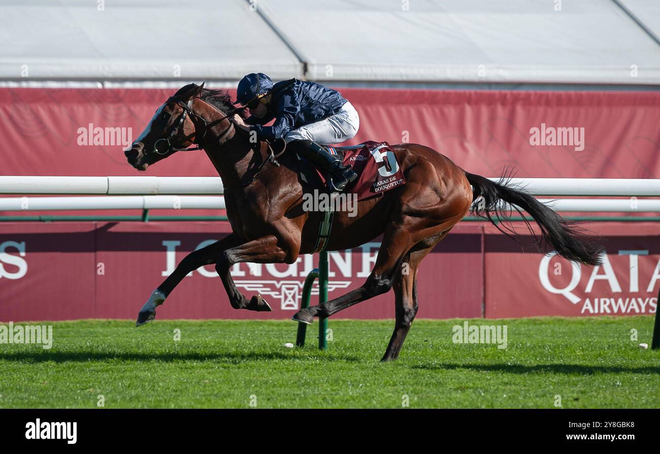 Parigi, Francia. Sabato 5 ottobre 2024. Mount Kilimanjaro e Ryan Moore vincono l'Arqana Series Haras de Bouquetot Criterium D'automne per l'allenatore Aidan o'Brien e i proprietari J. Magnier / M. Tabor / D. Smith. Crediti JTW equine Images / Alamy Live News Foto Stock