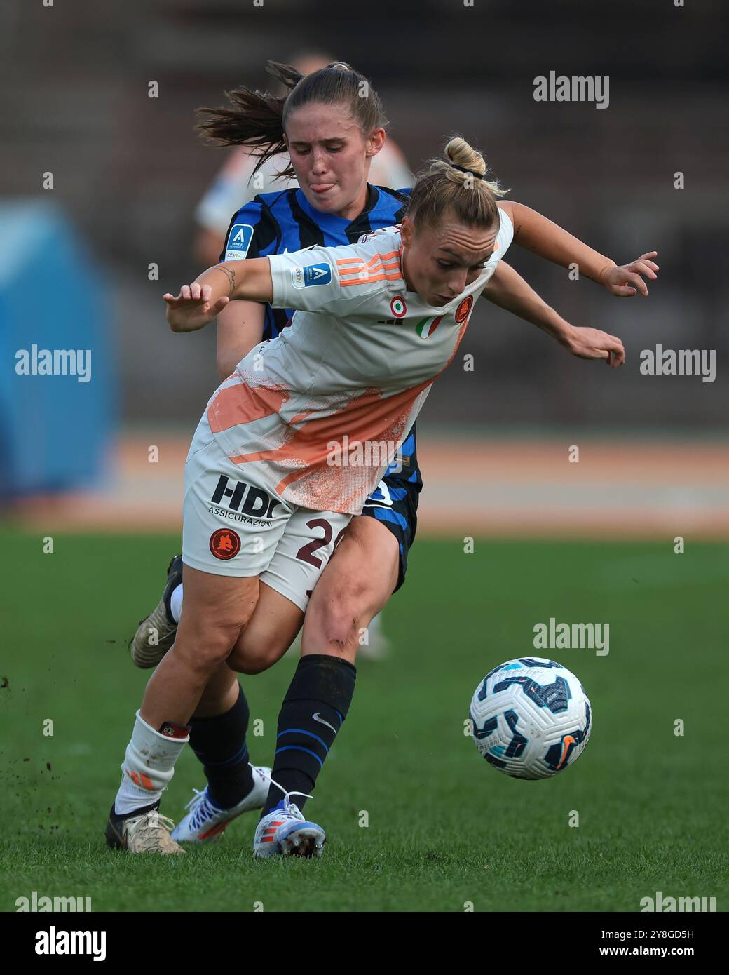 Milano, Italia. 5 ottobre 2024. Marie Detruyer dell'FC Internazionale si scontra con Giada Greggi dell'AS Roma durante la partita di serie A femminile all'Arena Civica Gianni Brera, Milano. Il credito per immagini dovrebbe essere: Jonathan Moscrop/Sportimage Credit: Sportimage Ltd/Alamy Live News Foto Stock