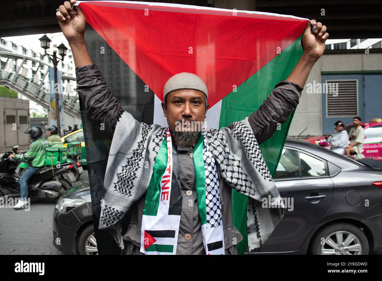 Bangkok, Thailandia. 5 ottobre 2024. Movimento Giovanile palestinese e sostenitori pro-Palestina, marciano in occasione della giornata Internazionale d'azione, a durante un raduno che chiede la libertà della Palestina, sulla Rama 1 Road, nel centro di Bangkok, il 5 ottobre 2024 Thailandia. (Foto di Teera Noisakran/Sipa USA) credito: SIPA USA/Alamy Live News Foto Stock