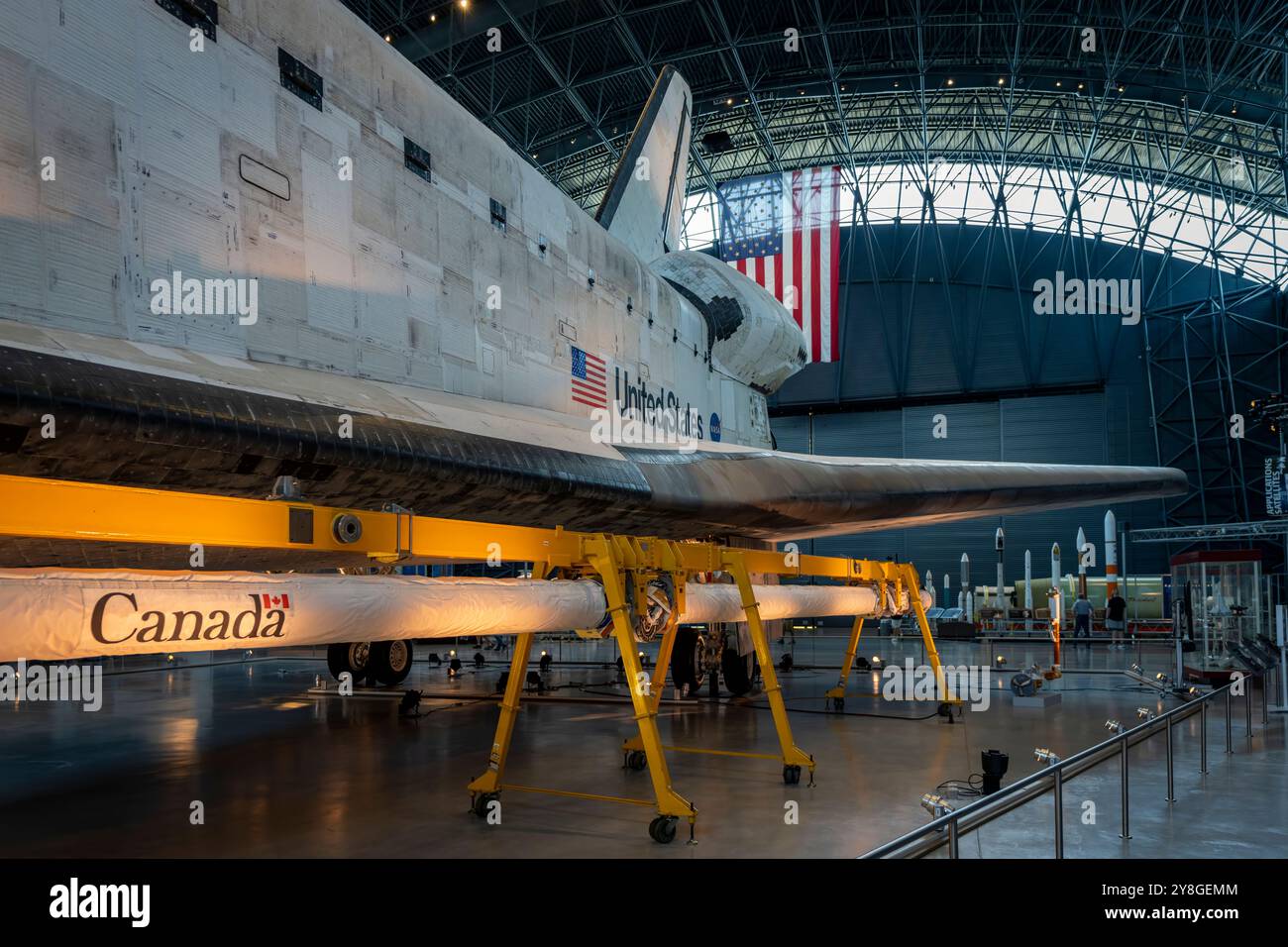 Lo Space Shuttle Discovery, in mostra allo Steven F. Udvar-Hazy Center, parte dello Smithsonian National Air and Space Museum. Foto Stock