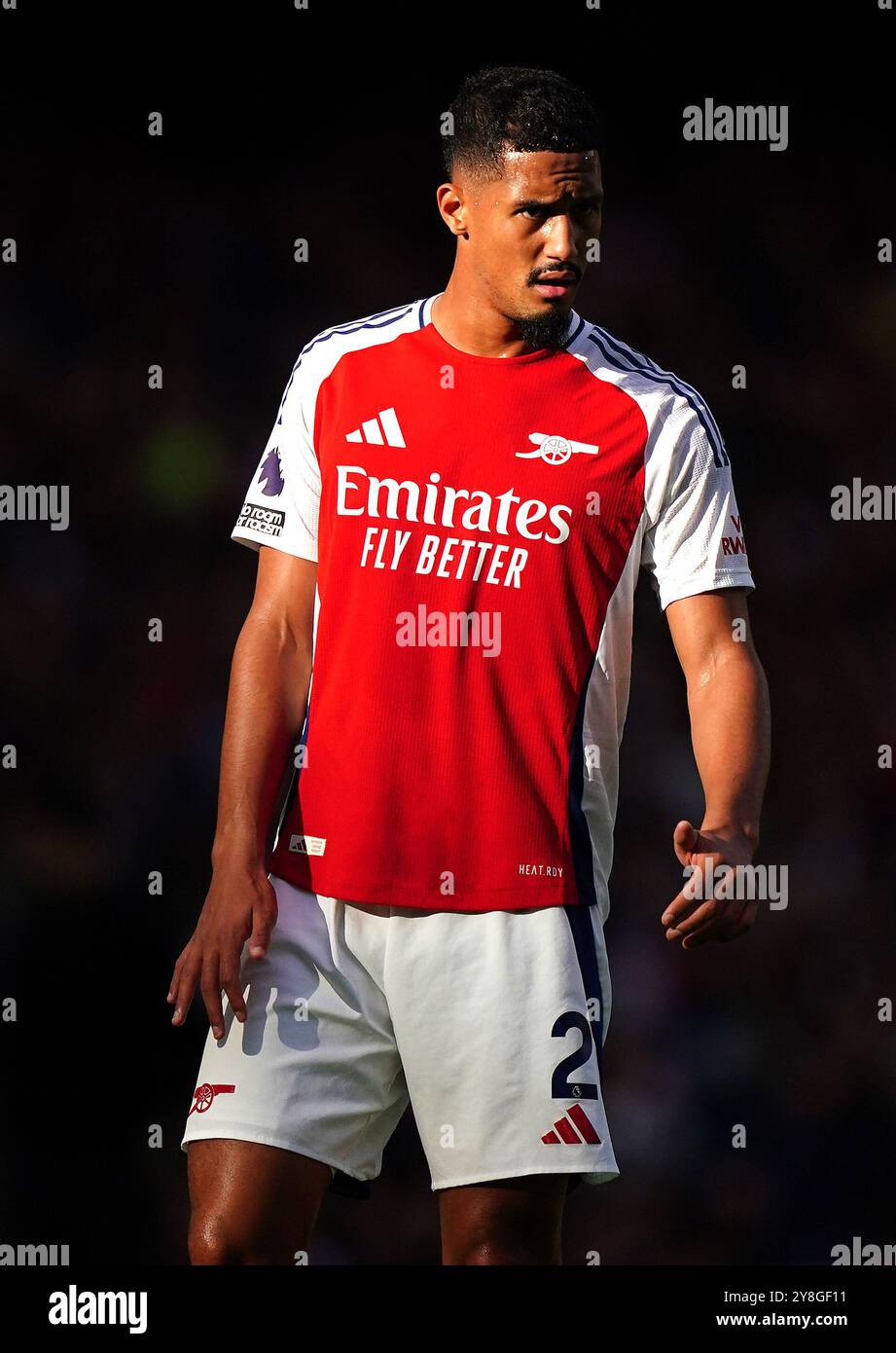 William Saliba dell'Arsenal durante la partita di Premier League all'Emirates Stadium di Londra. Data foto: Sabato 5 ottobre 2024. Foto Stock