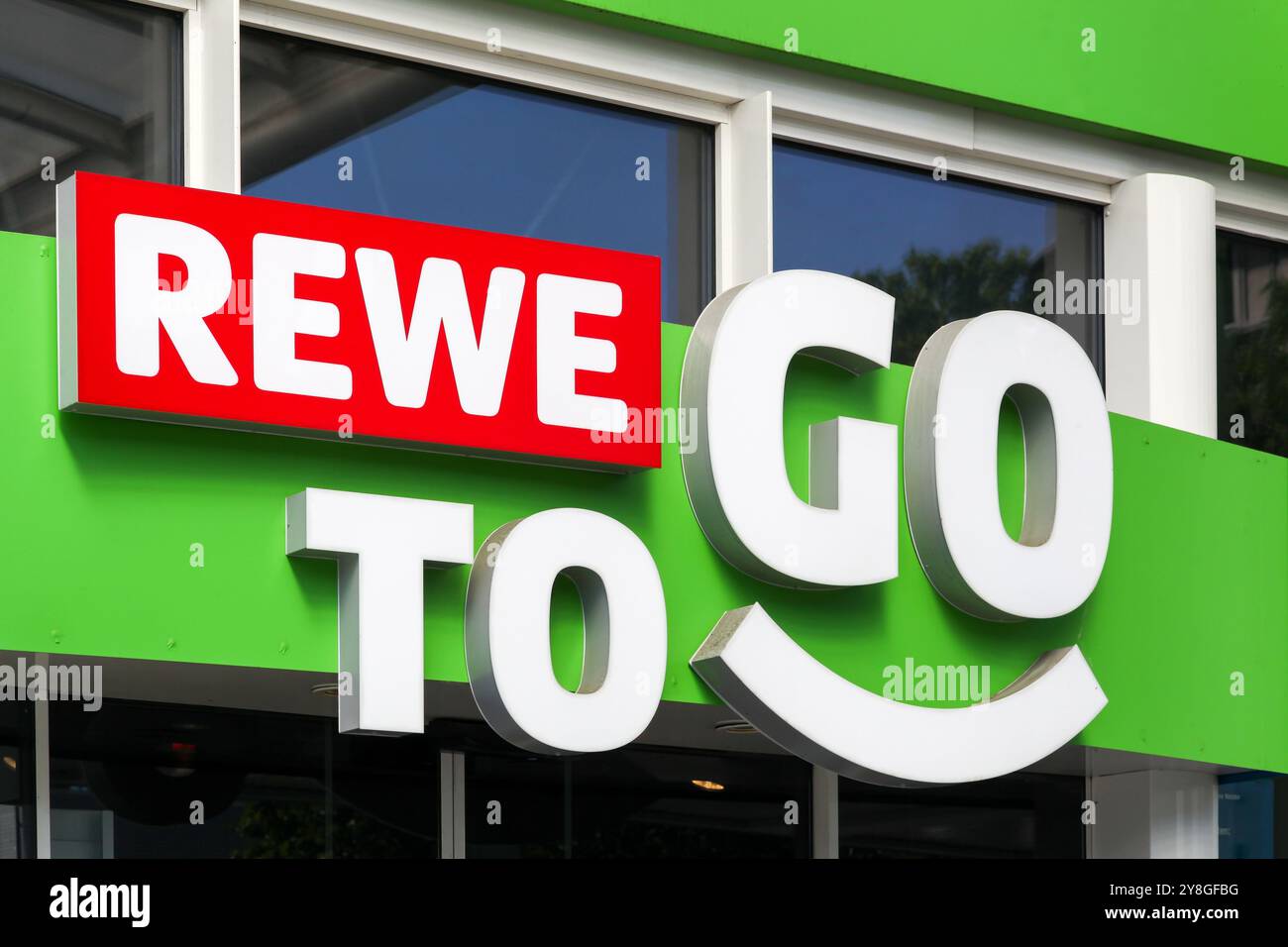 Berlino, Germania - 13 luglio 2020: Logo Rewe to Go su una facciata. REWE è una catena di supermercati in Germania e fa parte del gruppo REWE con sede a Colonia Foto Stock