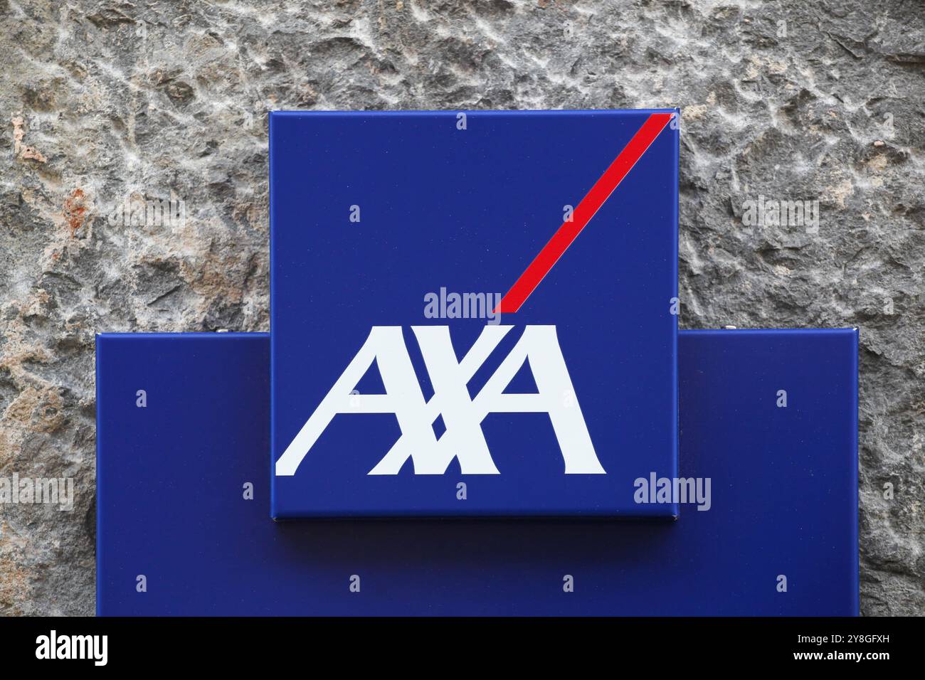 Grenoble, Francia - 18 giugno 2019: Logo assicurativo AXA su un muro. AXA è una multinazionale di assicurazioni francese che opera nel settore assicurativo globale Foto Stock