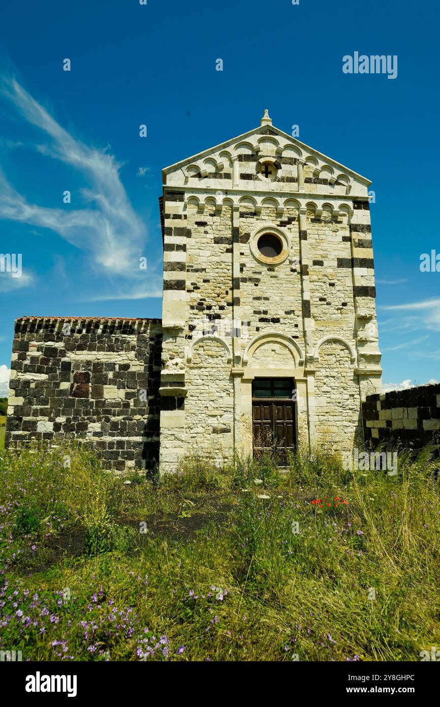 Chiesa romanica di San Michele di Salvenero, Ploaghe, provincia di Sassari, Sardegna, Italia Foto Stock