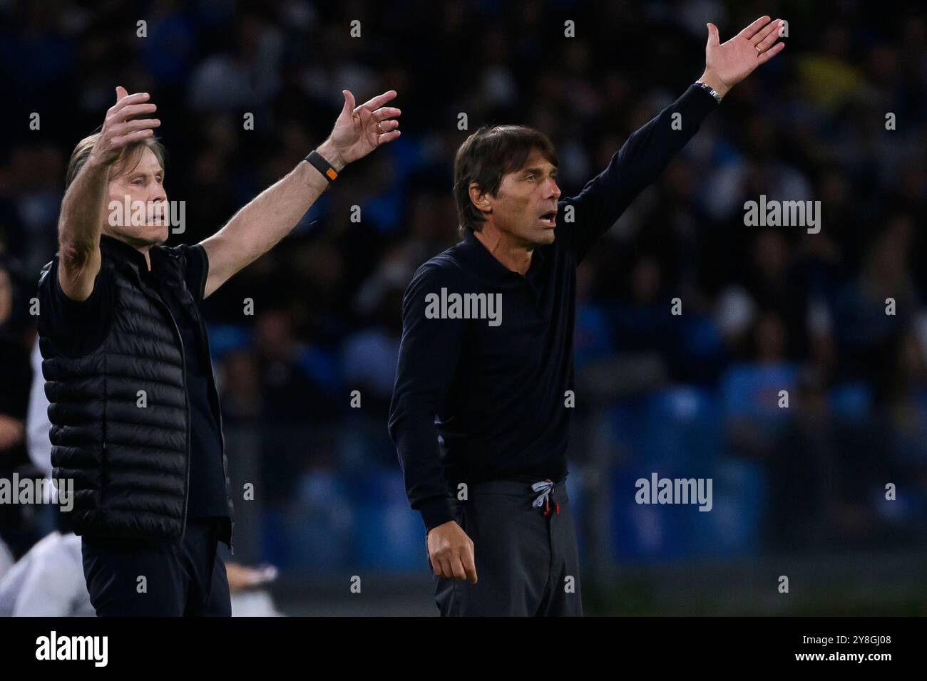 Gabriele Oriali e Antonio Conte, allenatore del Napoli, gesti durante la partita di serie A tra il Napoli e il Como 1907 allo stadio Diego Armando Maradona di Napoli, 4 ottobre 2024. Foto Stock