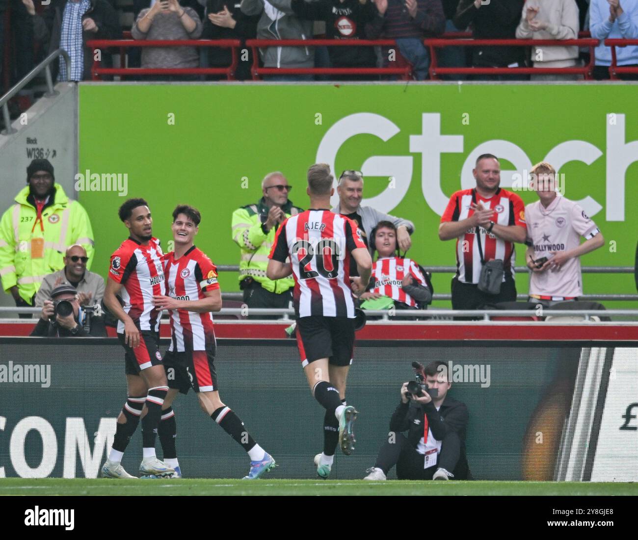 5 ottobre 2024; Gtech Community Stadium, Brentford, Londra, Inghilterra; Premier League Football, Brentford contro Wolverhampton Wanderers; Christian Norgaard di Brentford festeggia il punteggio al 28° minuto per il 3-2 Foto Stock