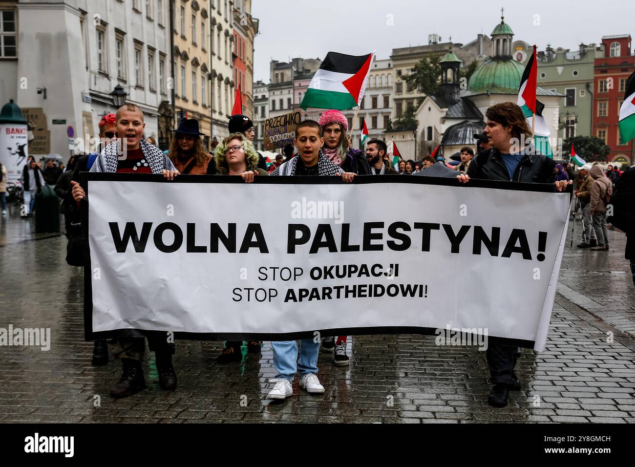 I palestinesi, i libanesi e i loro sostenitori protestano a sostegno della Palestina e contro le azioni di guerra israeliane nella Striscia di Gaza, in Cisgiordania e in Libano nella piazza principale della città vecchia di Cracovia. Si vedono bandiere della Palestina e cartelli pro-Palestina. Foto Stock