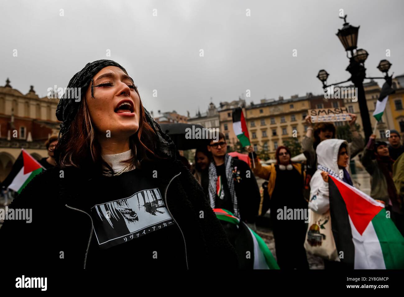 I palestinesi, i libanesi e i loro sostenitori protestano a sostegno della Palestina e contro le azioni di guerra israeliane nella Striscia di Gaza, in Cisgiordania e in Libano nella piazza principale della città vecchia di Cracovia. Si vedono bandiere della Palestina e cartelli pro-Palestina. Foto Stock