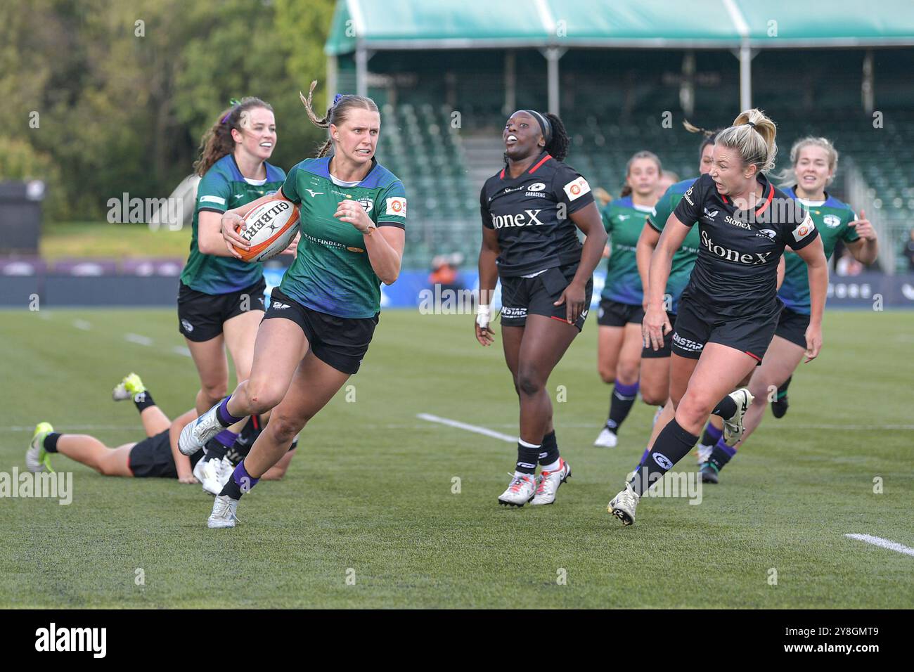 Vicky Laflin di Trailfinders Women prende il passaggio vicino alla linea di prova Saracens Women Try e guida avanti con la palla durante la partita Womens Allianz Premier 15s tra Saracens Women e Trailfinders Women allo Stonex Stadium di Londra, Inghilterra, il 5 ottobre 2024. Foto di Phil Hutchinson. Solo per uso editoriale, licenza richiesta per uso commerciale. Non utilizzare in scommesse, giochi o pubblicazioni di singoli club/campionato/giocatori. Crediti: UK Sports Pics Ltd/Alamy Live News Foto Stock