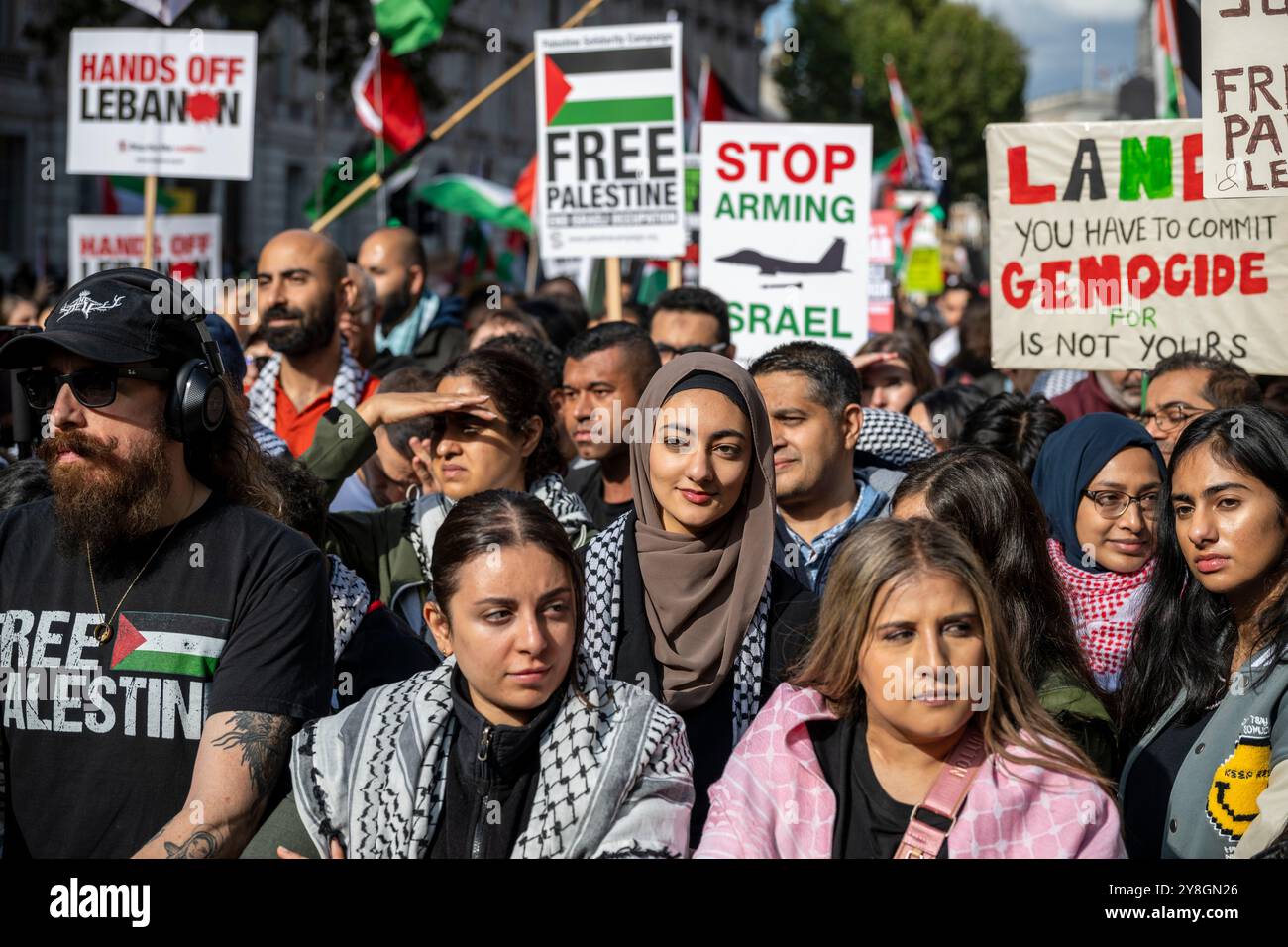 Londra, Regno Unito. 5 ottobre 2024. Sostenitori pro Palestina in una marcia nazionale per la Palestina in un raduno a Whitehall che chiede un cessate il fuoco immediato, la fine delle vendite di armi a Israele e la fine delle ostilità a Gaza. Con l'avvicinarsi del primo anniversario dell'attacco di Hamas del 7 ottobre e delle successive azioni di Israele, Israele è ora coinvolto in azioni contro Hezbollah in Libano. Crediti: Stephen Chung / Alamy Live News Foto Stock