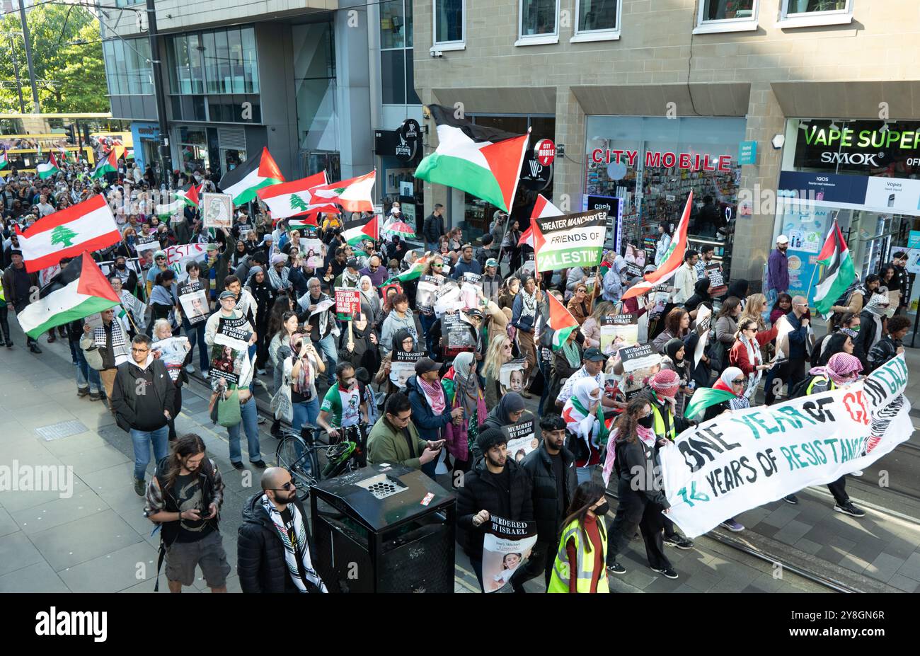 Protesta palestinese «un anno dopo». La 53a protesta, dal massacro del 7 ottobre. I manifestanti hanno chiesto un cessate il fuoco immediato. La protesta proseguì attraverso Manchester da Piccadilly. Manchester UK foto: Garyroberts/worldwidefeatures.com credito: GaryRobertsphotography/Alamy Live News Foto Stock