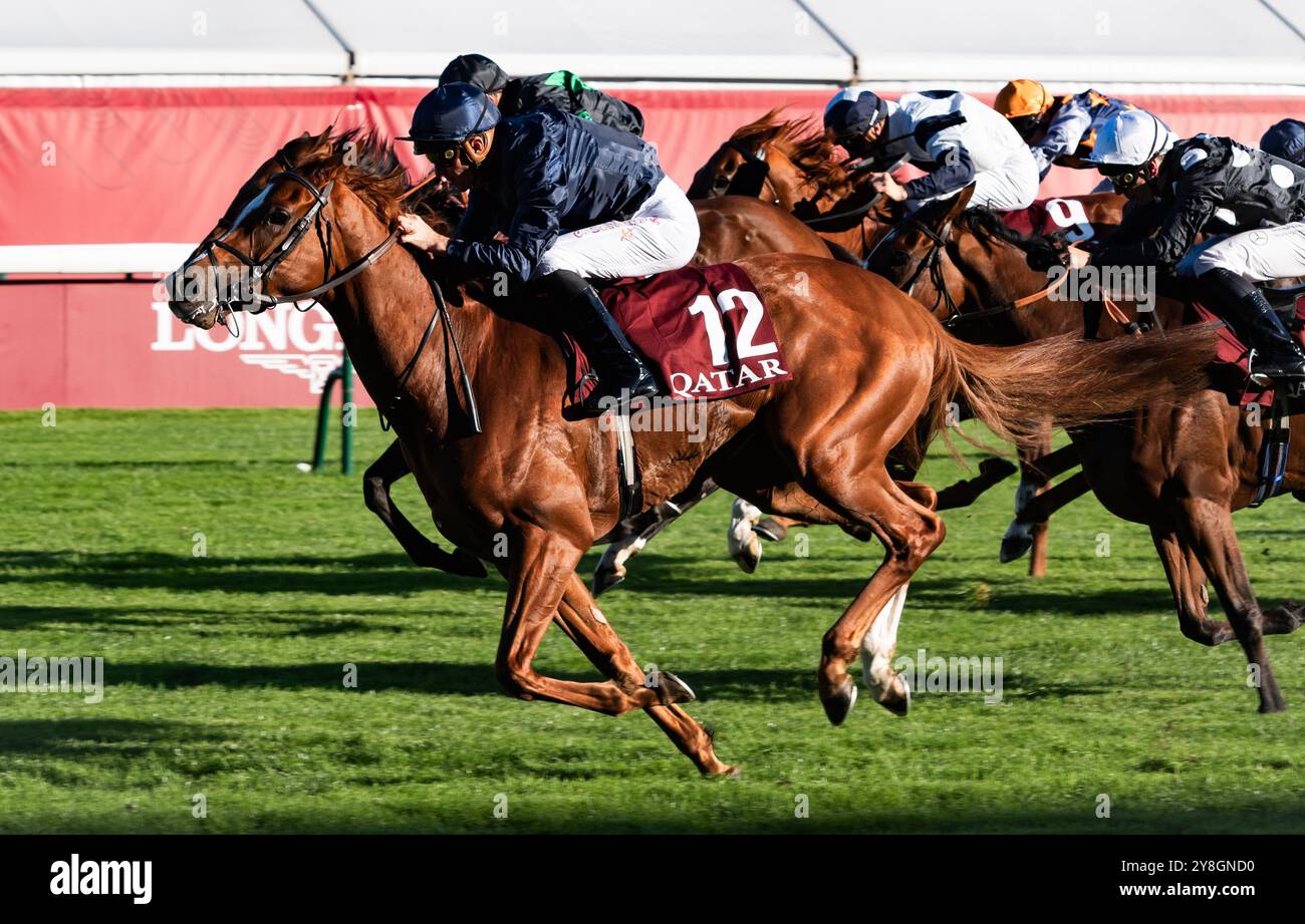 Parigi, Francia. Sabato 5 ottobre 2024. Grateful e Christophe Soumillon vincono il gruppo 1 Qatar Prix de Royallieu per l'allenatore Aidan o'Brien e i proprietari J. Magnier, M. Tabor, D. Smith e Westerberg. Crediti JTW equine Images / Alamy Live News Foto Stock