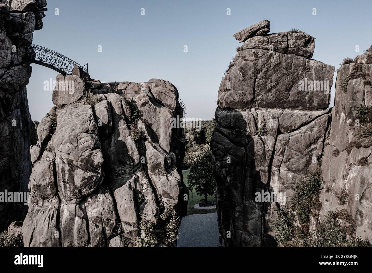 Attrazioni naturali in Germania vista droni dell'Externsteine, una formazione rocciosa di arenaria nella foresta di Teutoburgo Foto Stock