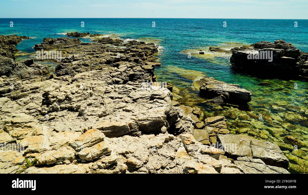 Spiaggia deserta all'estremità meridionale dell'isola di San Pietro, Sardegna meridionale, Italia Foto Stock