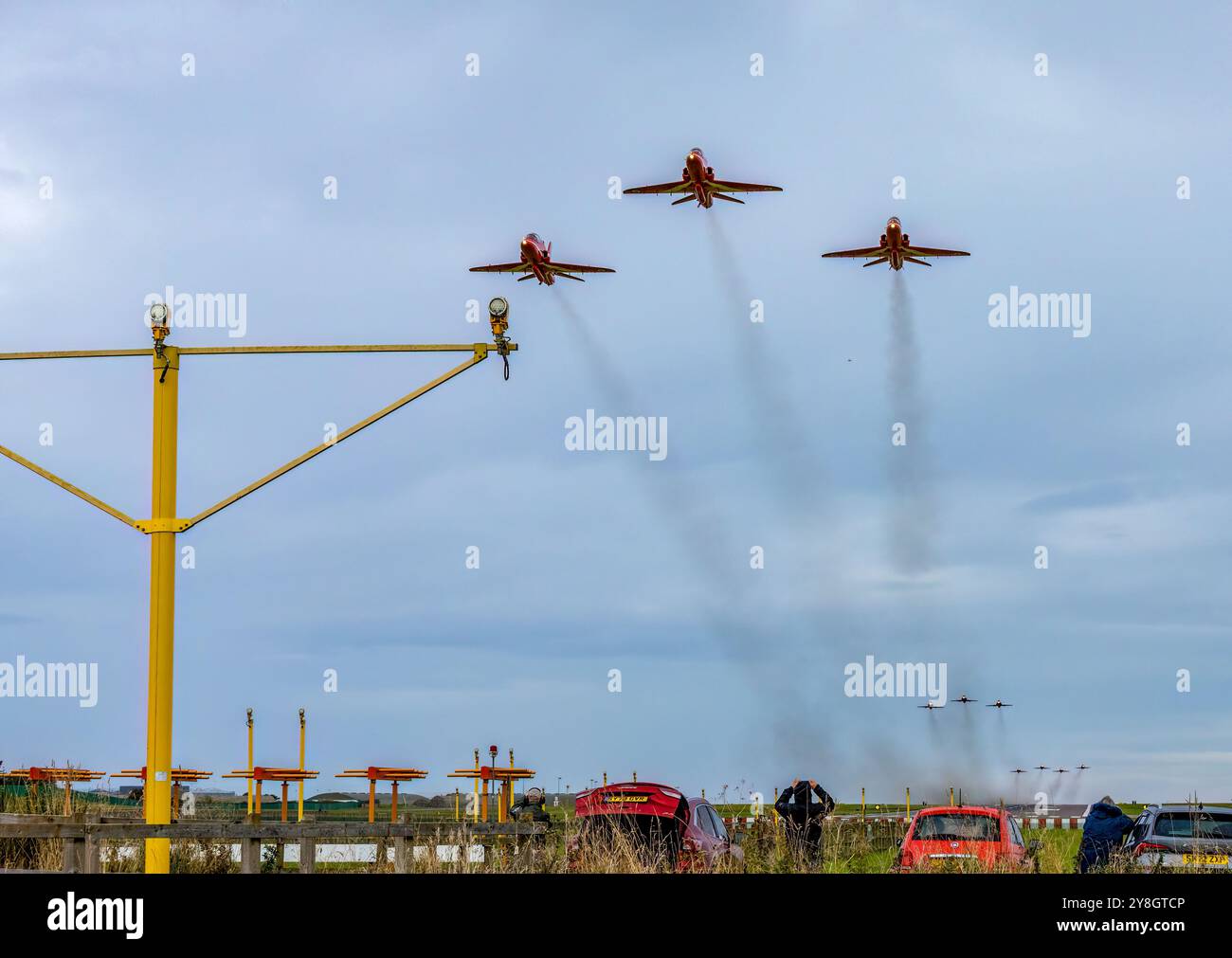 Gli esploratori di aerei che osservano le frecce rosse della Royal Air Force mostrano le trame della RAF Lossiemouth Foto Stock