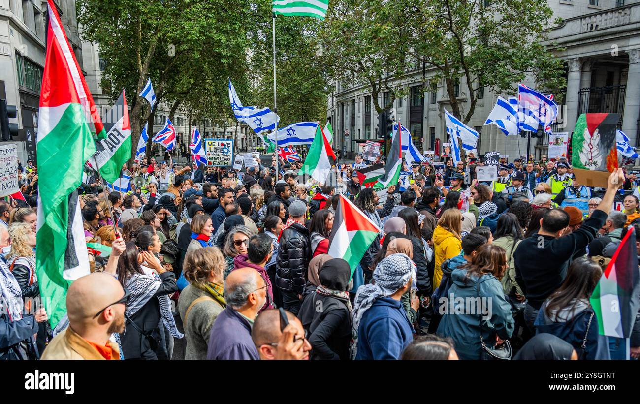 Londra, Regno Unito. 5 ottobre 2024. Una piccola controprotesta pro Israele (con lo striscione "amiamo la vita più di quanto Hamas ami la morte”) viene approvata pacificamente con gridi di "vergogna su di voi” da parte dei manifestanti - protesta palestinese e marzo di un anno dopo, chiedendo una "fine al genocidio”, un cessate il fuoco ora, mani il Libano e smettere di armare Israele. La protesta è stata organizzata da Stop the War, Palestine Solidarity Campaign UK e Friends of al Aqsa e altri. Crediti: Guy Bell/Alamy Live News Foto Stock