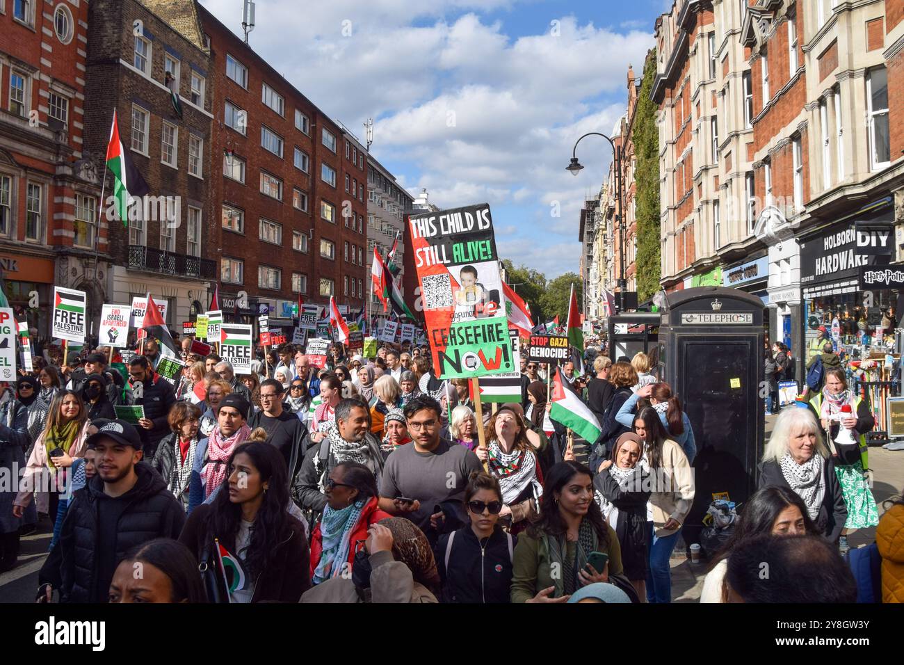 Londra, Regno Unito. 5 ottobre 2024. Migliaia di persone marciano nel centro di Londra in solidarietà con la Palestina e il Libano per celebrare il primo anniversario della guerra tra Israele e Hamas, iniziata quando Hamas uccise e rapì israeliani al festival musicale Nova il 7 ottobre 2023. Crediti: Vuk Valcic/Alamy Live News Foto Stock