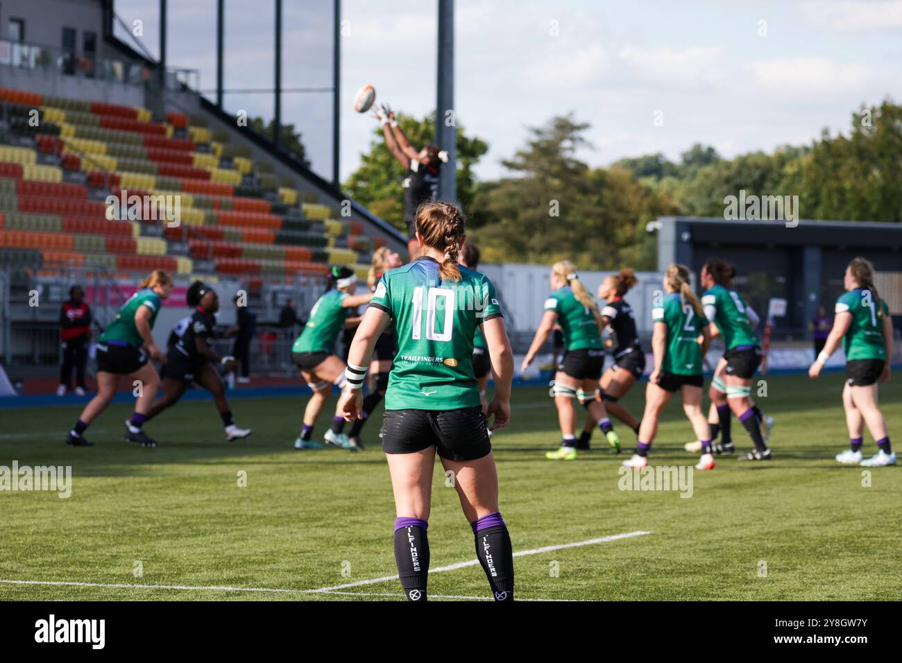 Londra, Regno Unito. 4 ottobre 2024. Ella Amory di Trailfinders guarda la linea di uscita viene realizzata durante la partita Saracens Women vs Trailfinders Women allo Stonex Stadium per la prima giornata della stagione 2024/25 di Premiership Women's Rugby. UK © ️ crediti: Elsie Kibue/Alamy Live News Foto Stock