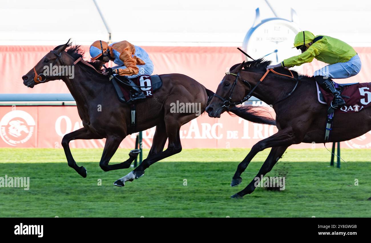 Parigi, Francia. Sabato 5 ottobre 2024. Jayarebe e Sean Levey vincono il gruppo 2 Qatar Prix Dollar per l'allenatore Brian Meehan e il proprietario Mr Iraj Parvizi. Crediti JTW equine Images / Alamy Live News Foto Stock