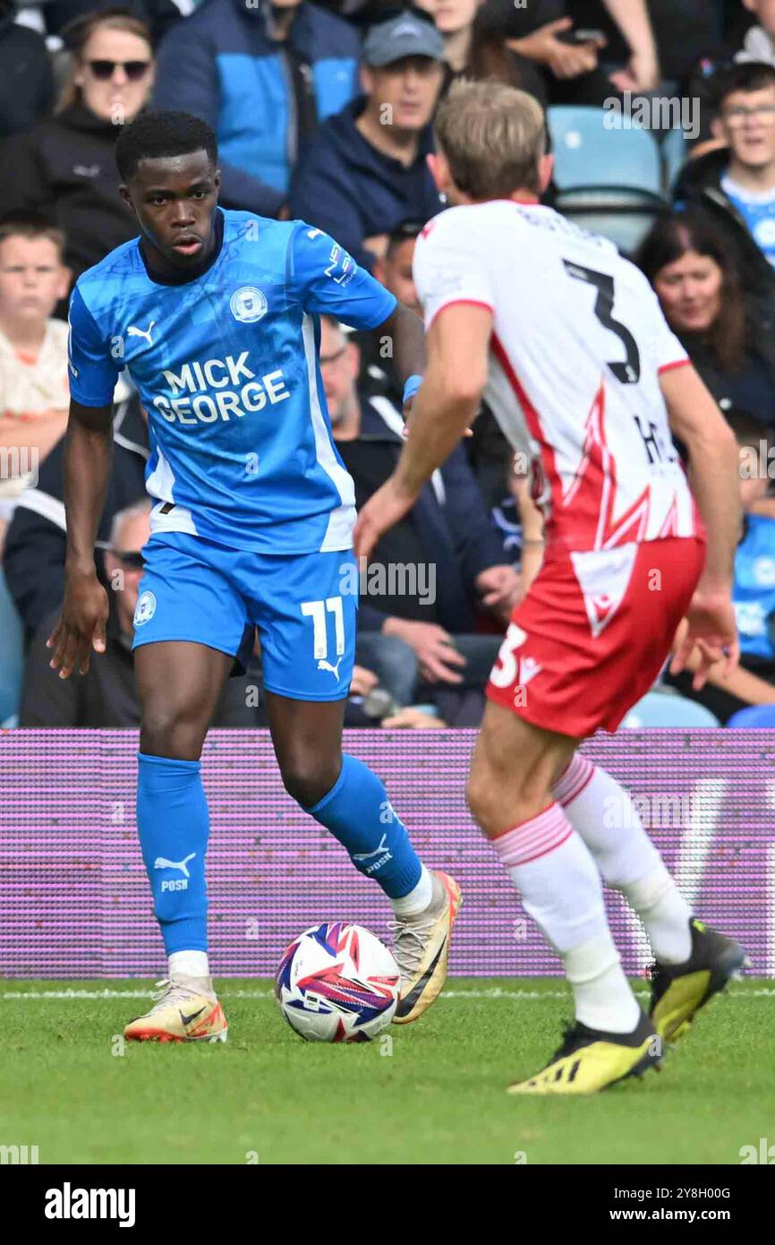 Kwame Poku (11 Peterborough United) sfidato da Dan Butler (3 Stevenage) durante la partita Sky Bet League 1 tra Peterborough e Stevenage a London Road, Peterborough, sabato 5 ottobre 2024. (Foto: Kevin Hodgson | mi News) crediti: MI News & Sport /Alamy Live News Foto Stock