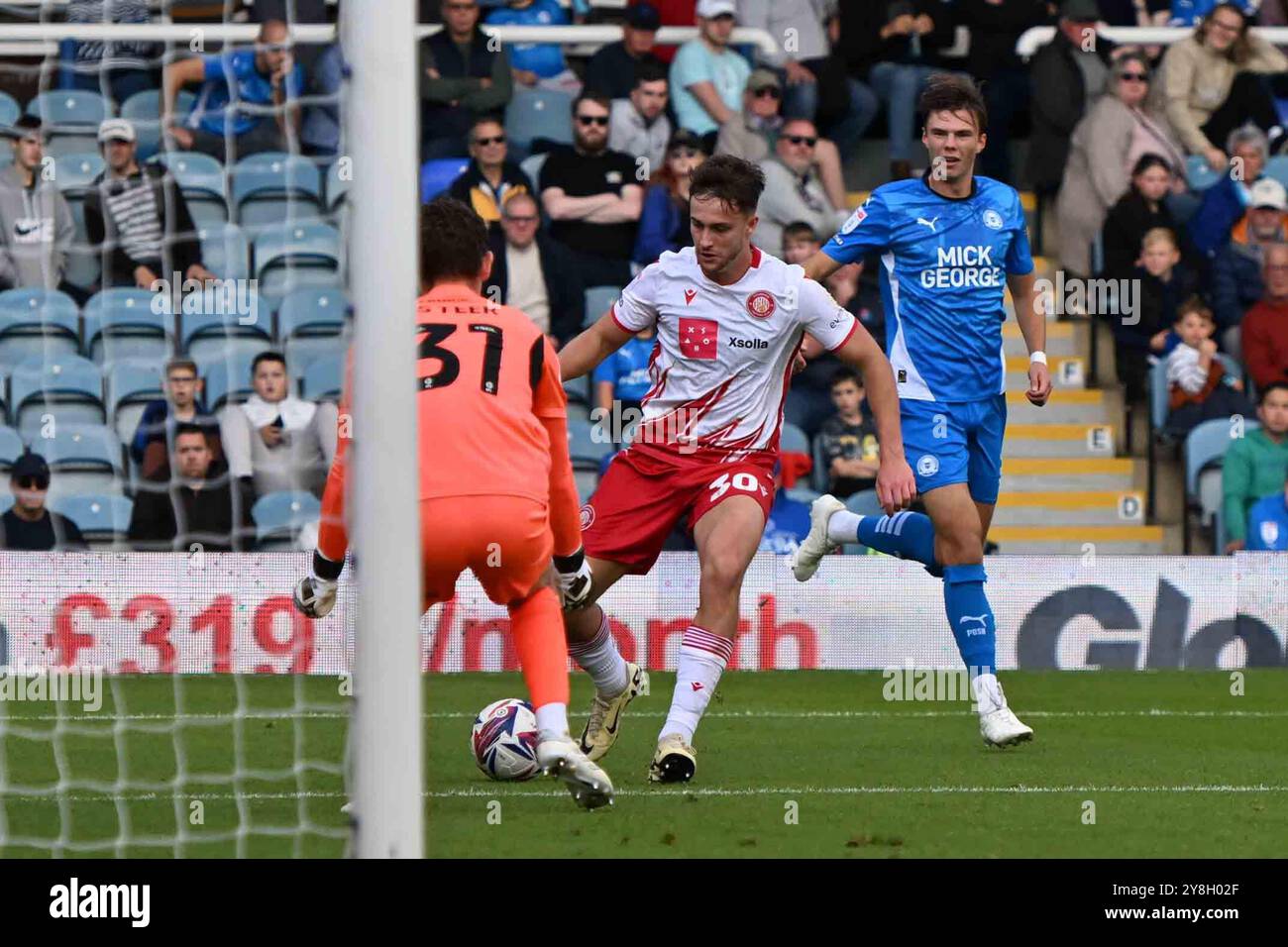 Jake Young (30 Stevenage) prosegue durante la partita di Sky Bet League 1 tra Peterborough e Stevenage a London Road, Peterborough, sabato 5 ottobre 2024. (Foto: Kevin Hodgson | mi News) crediti: MI News & Sport /Alamy Live News Foto Stock