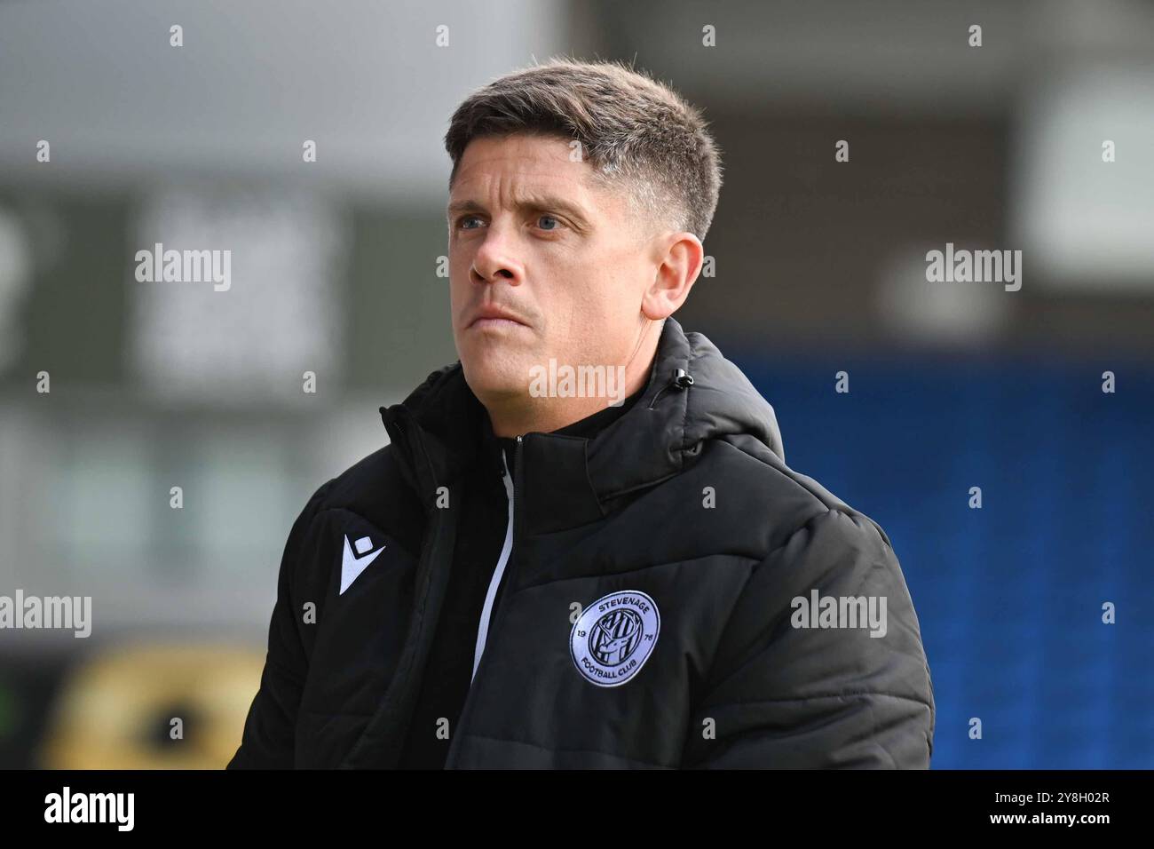 Il manager Alex Revell (manager Stevenage) guarda durante la partita di Sky Bet League 1 tra Peterborough e Stevenage a London Road, Peterborough, sabato 5 ottobre 2024. (Foto: Kevin Hodgson | mi News) crediti: MI News & Sport /Alamy Live News Foto Stock