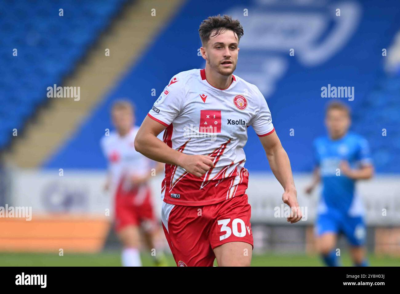 Jake Young (30 Stevenage) guarda durante la partita di Sky Bet League 1 tra Peterborough e Stevenage a London Road, Peterborough, sabato 5 ottobre 2024. (Foto: Kevin Hodgson | mi News) crediti: MI News & Sport /Alamy Live News Foto Stock