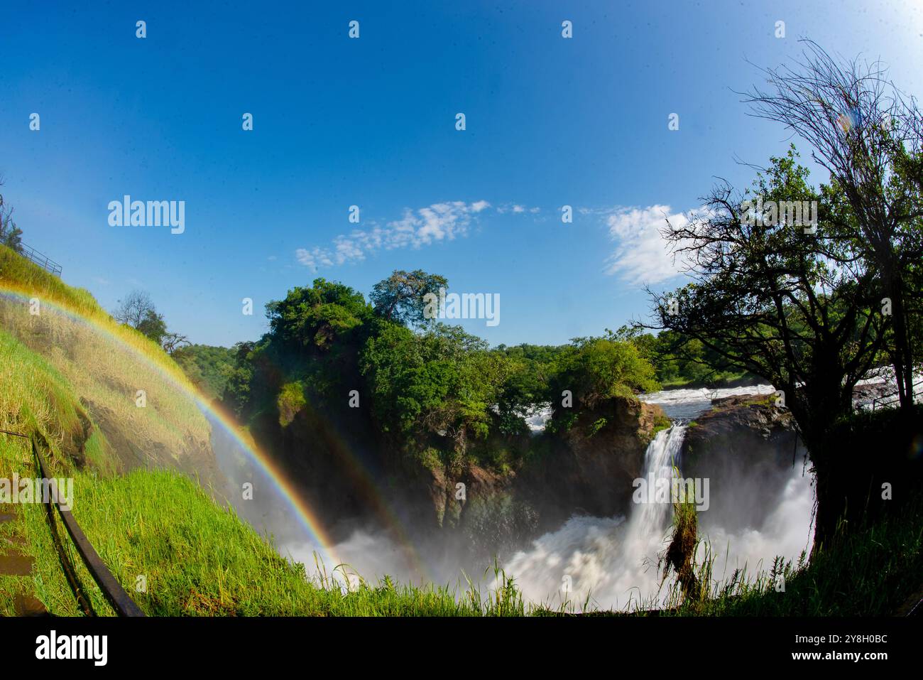 Un arcobaleno alle cascate Murchison sul fiume Nilo in Uganda sono considerate le cascate più forti del mondo Foto Stock Un arcobaleno alle cascate Murchison sul fiume Nilo in Uganda sono considerate le cascate più forti del mondo Foto Stock