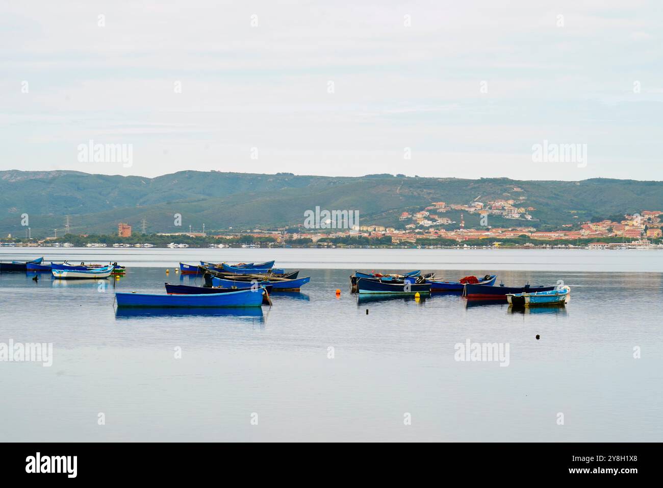 Il paese di Sant'Antioco e le barche dei pescatori viste dallo stagno di Santa Caterina, Sant'Antioco, Isola, Sardegna, Italia Foto Stock