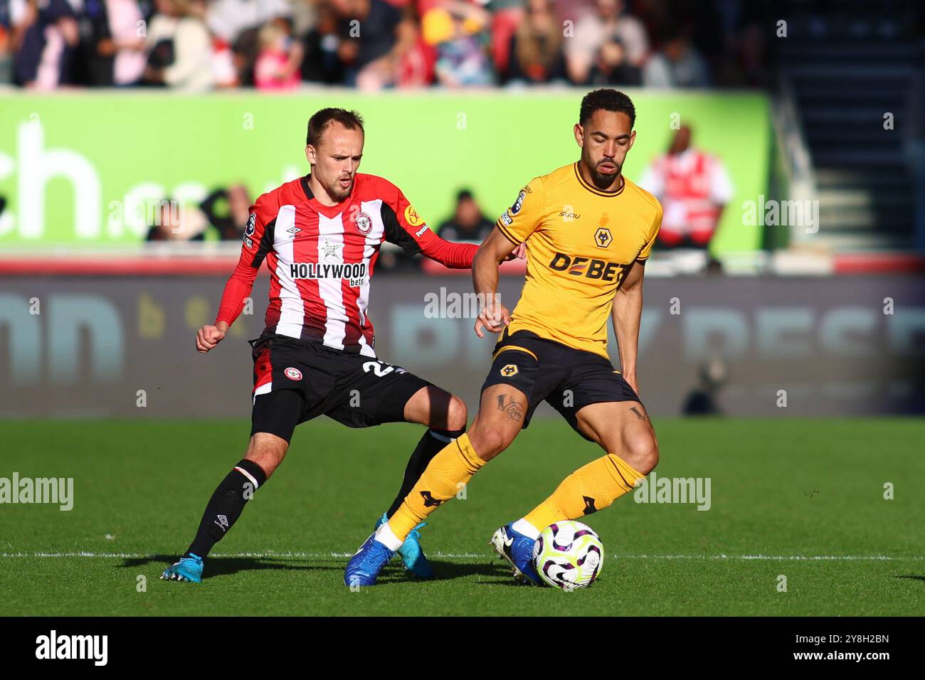 Londra, Regno Unito. 5 settembre 2024. Londra, Inghilterra, 5 ottobre 2024: Matheus Cunha (10 Wolverhampton Wanderers) riceve pressioni da Mikkel Damsgaard (24 Brentford) durante la partita di Premier League tra Brentford e Wolverhampton Wanderers al Gtech Community Stadium di Londra, Inghilterra (Alexander Canillas/SPP) crediti: SPP Sport Press Photo. /Alamy Live News Foto Stock