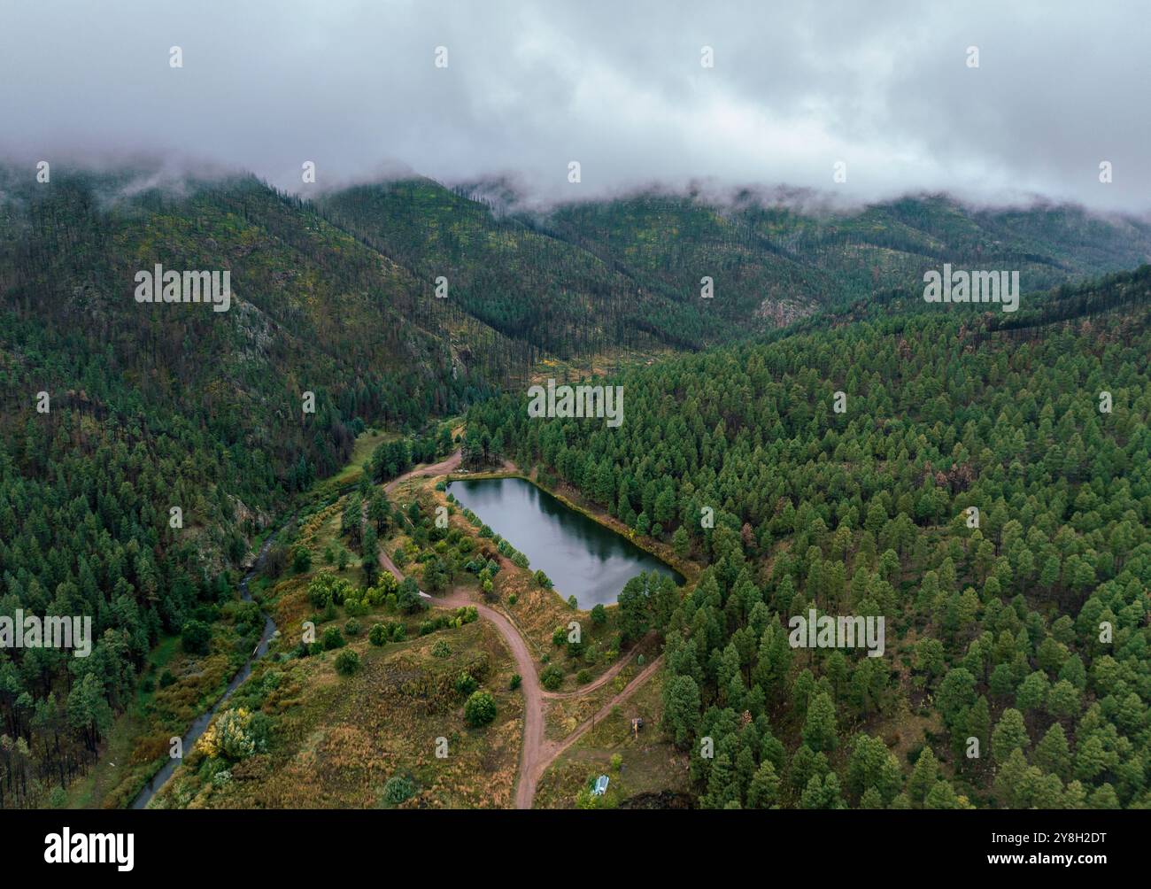 Un piccolo bacino idrico nei monti Sangre de Cristo vicino a Las Vegas, New Mexico, Stati Uniti Foto Stock