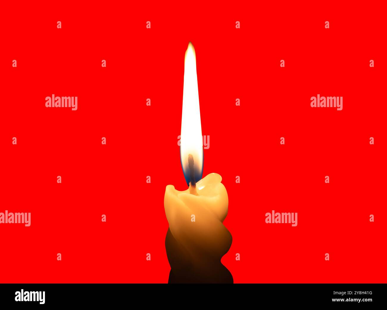 Una singola fiamma di candela bruciata o una luce accesa su una piccola candela bianca a spirale è isolata su sfondo rosso con percorso di ritaglio. Foto Stock